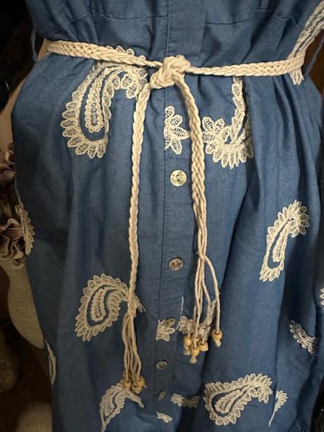 Letné šaty so vzorom a opaskom, l / m