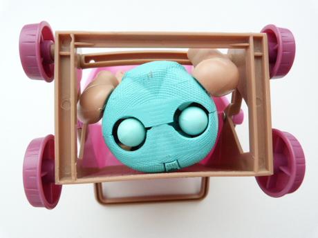 Bábika s kočiarikom (posuvná),