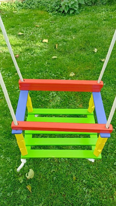 Farebná drevená hojdačka, 