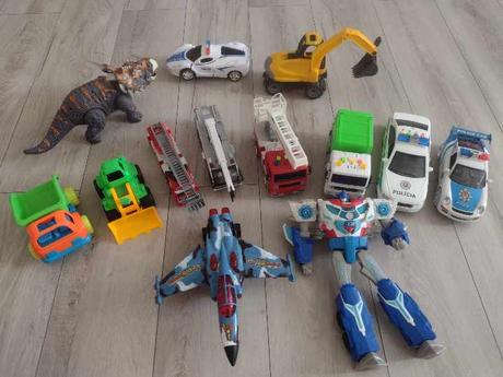 Rozne auta všetko hracie , prilby,lietadla ...,