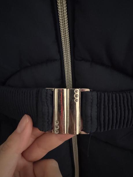 Tmavomodrá zimná bunda s opaskom a kožušinou 122, c&a,122