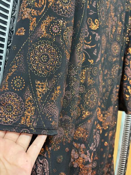 Elasticke leskle šaty, l