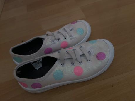 Bodkovane tenisky, 29