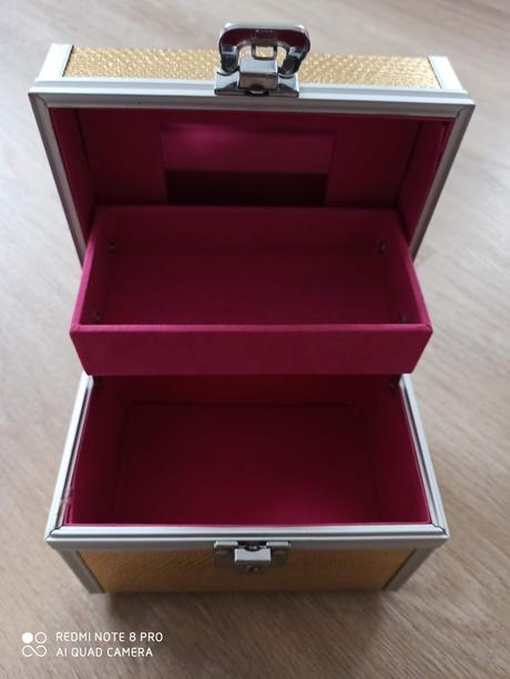 Zlatista sperkovnica, 