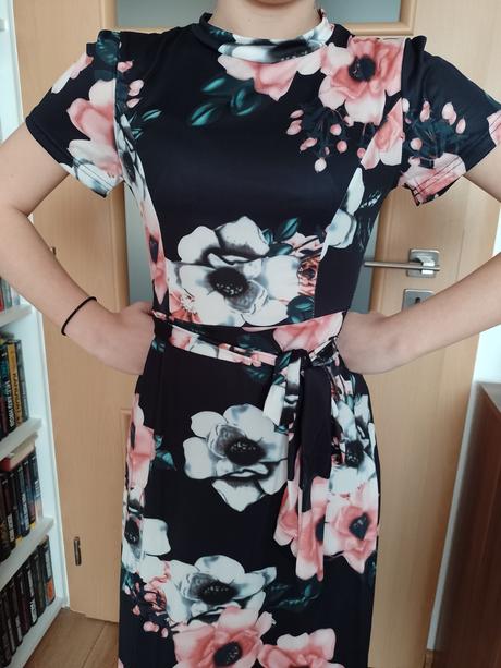 Krásne šaty, nenosené, s