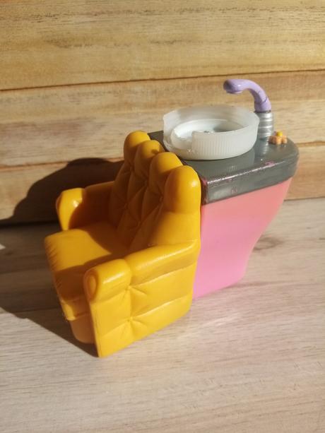 Štyri malé bábiky s kaderníckym salónom,