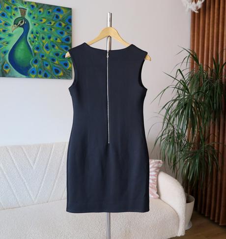 Elegantné čierne puzdrové šaty s výšivkou ruží, m
