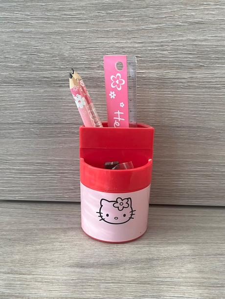 Hello kitty stojan na ceruzky,