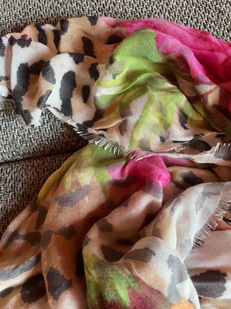 Originál guess šatka párkrát použitá, guess,s