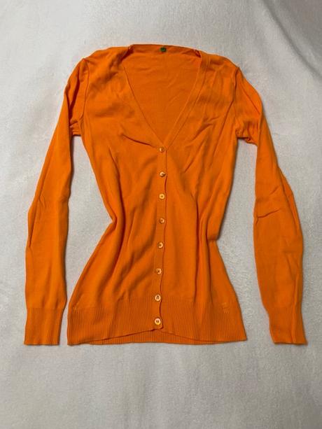 Oranžový svetrík s výstrihom do v zn. uc benetton, benetton,m / s