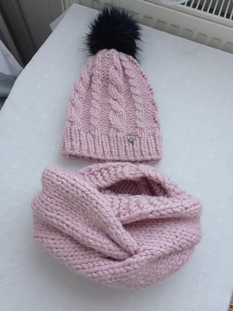 Čiapka a nákrčník, 104