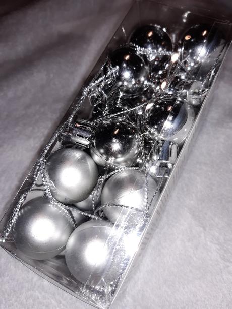20 malých strieborných vianočných gulí, 