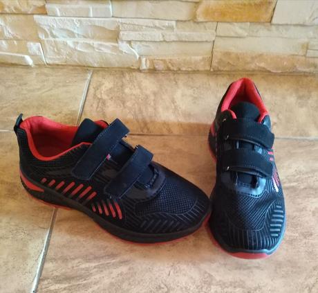Nové tenisky c. 40 predám spolu dva páry za 15e, wink,40