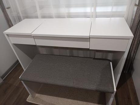 Kozmetický stolík, 