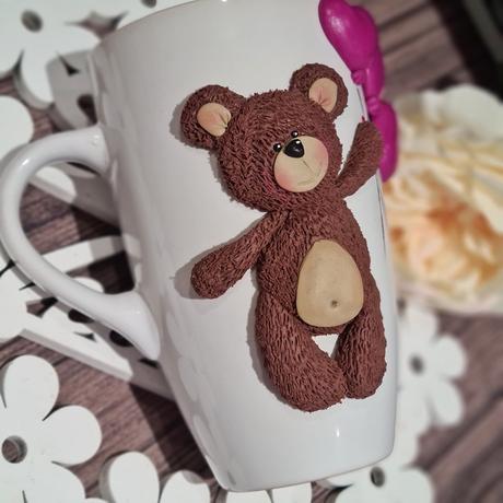 Huňaty macko na hrnceku s balonmi,