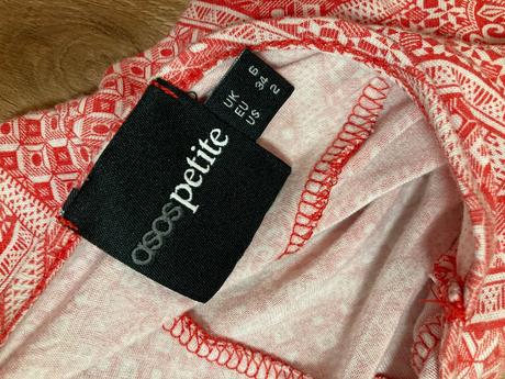 Saty asos petite s vystrihom na chrbte, s