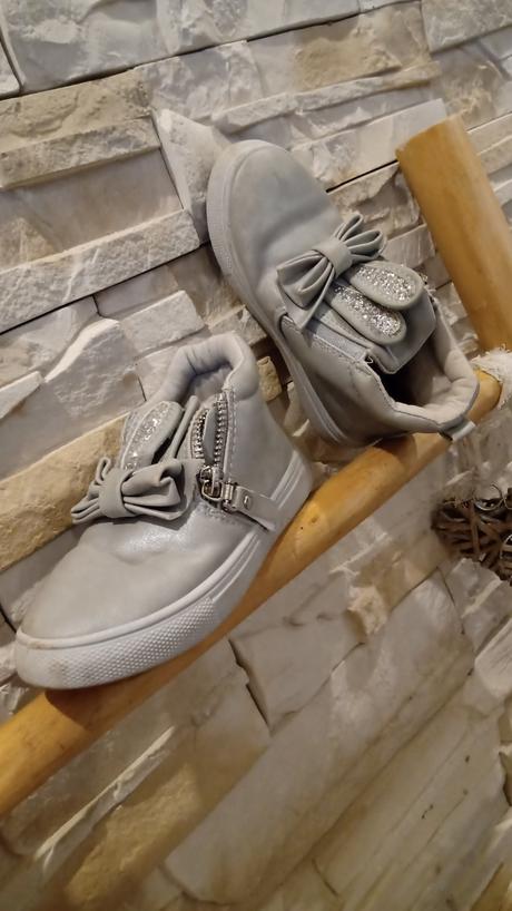 Topanky s uskami a postovnym, 26