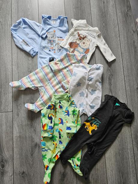 Mix pyžamiek s nožkami, 62