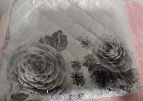 Prehoz na posteľ s krásnymi ružami, 