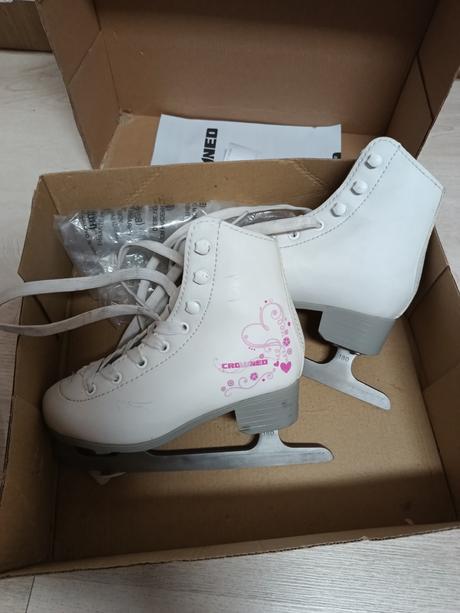 Dievčenské korčule, crowned,29