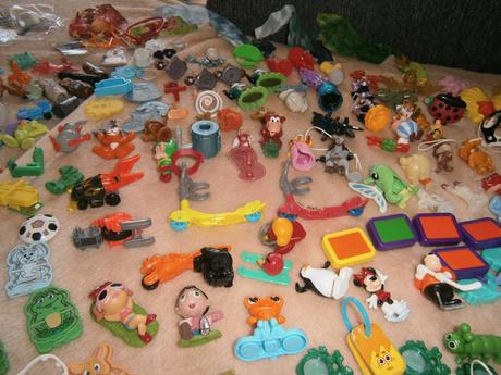 Kinder hračky(cena za ks), 
