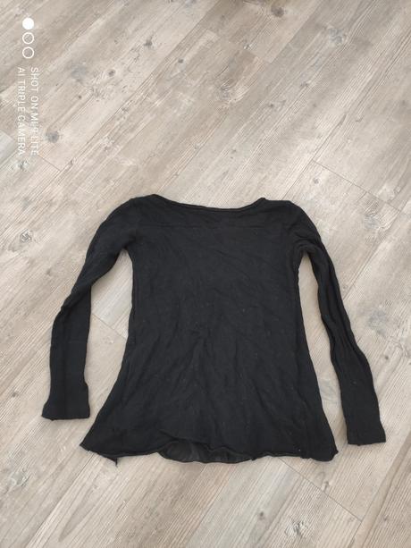 Cierny pulovrik s volanikmi, s