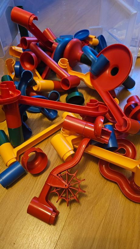 Dve guličkové dráhy 65 kusov, 