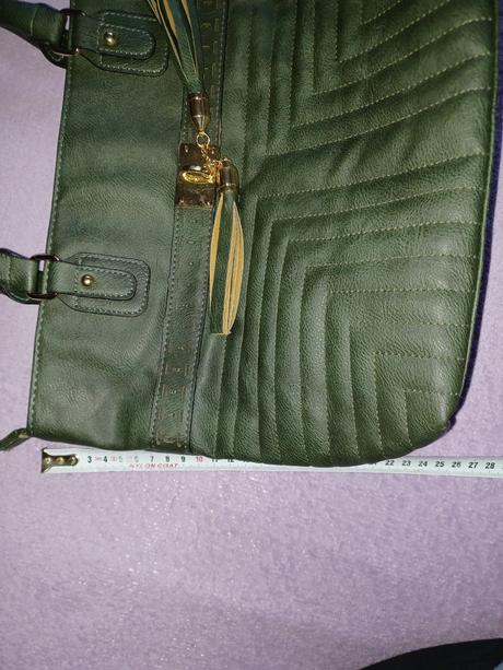 Stredná kabelka do ruky aj rameno,