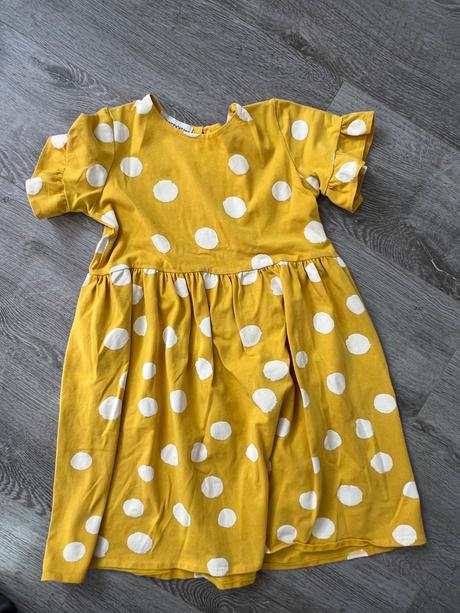 Zlte bodkovane saty, 134