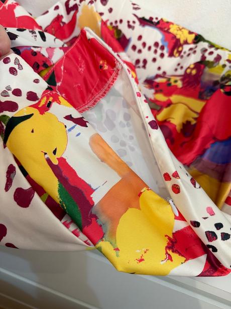 Áčková sukňa výrazný abstraktný farebný dizajn, m