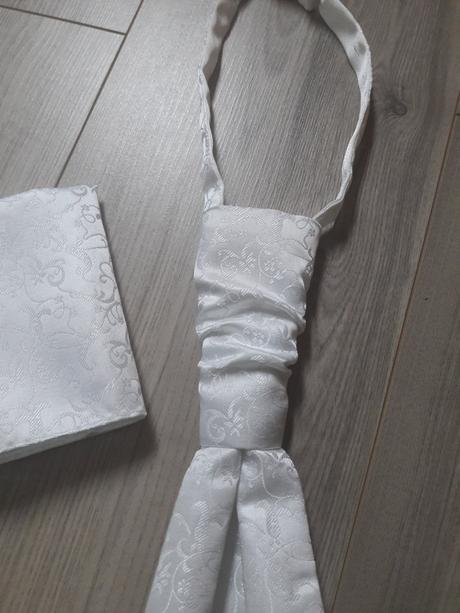 Kravata s vreckovkou, 