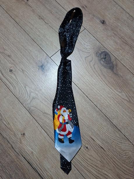 Vianočná kravata hrá, 