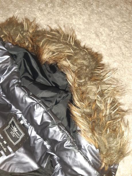 Lesklá tmavošedá bunda s kapucnou, 152