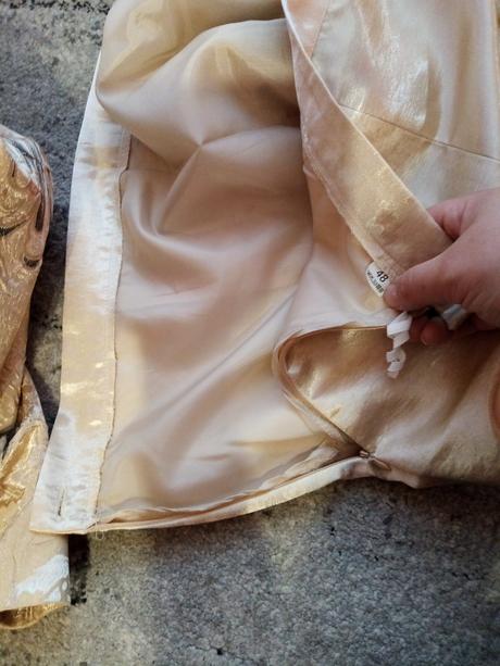 Béžový kostým, 46