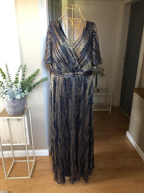 Tmavomodré šaty so zlatými detailami, 48