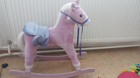 Hojdací jednorožec so zvukovými efektami, 