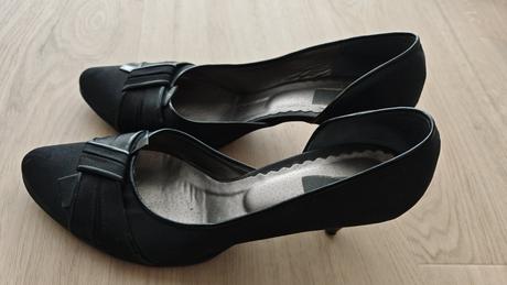 Cierne zamatove lodicky, 40