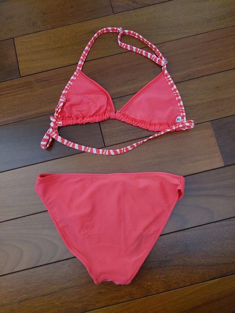 Svetločervené bikinki, 146