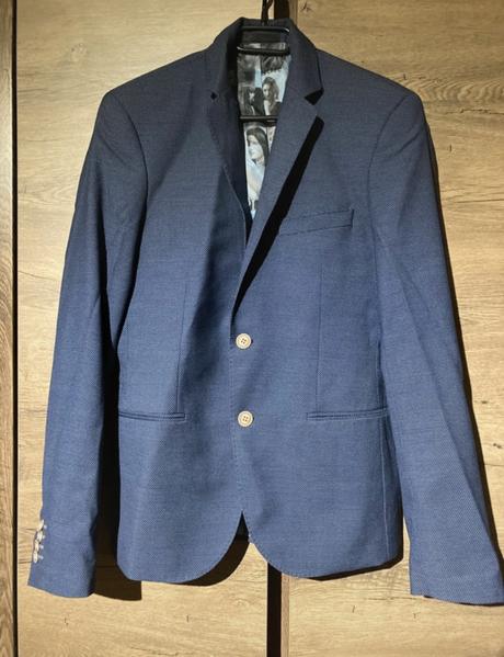 Tmavomodré sako, 98