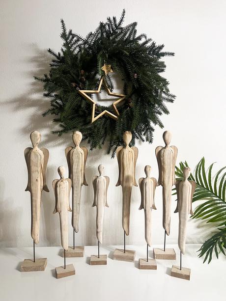 Drevený anjel na podstavci,