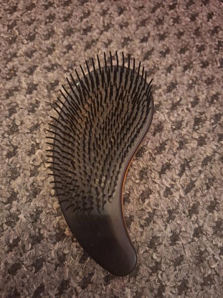 Zlatá kefa na vlasy, 