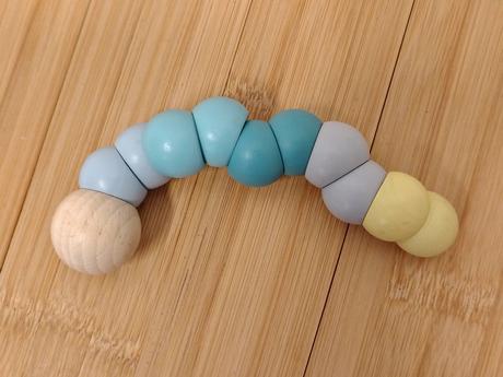 Ohybná drevená edukačná pastelová húsenica, 17 cm, 