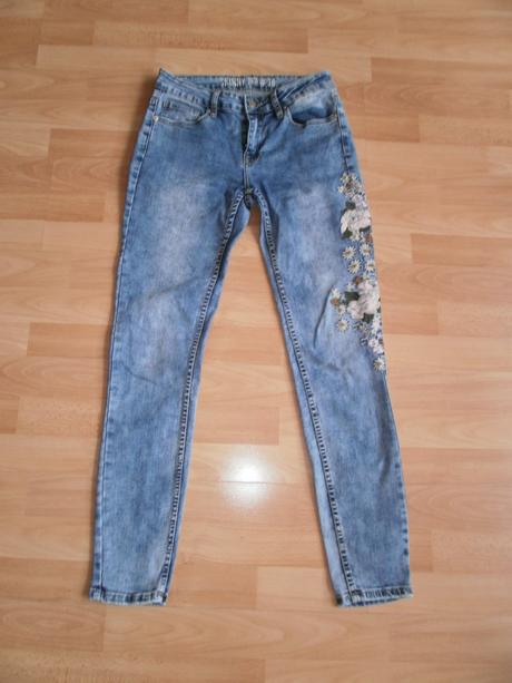 Rifle s výšivkami na stehnách, gate,38