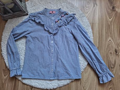 Nádherná košeľa s volánikmi, 152