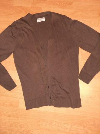 Hnedy sveter, l