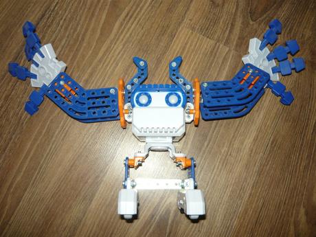 Rozprávajúci robot -meccano micronoid basher, 