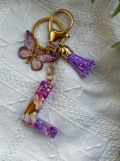 Ručne vyrobené živicové kľúčenky, 