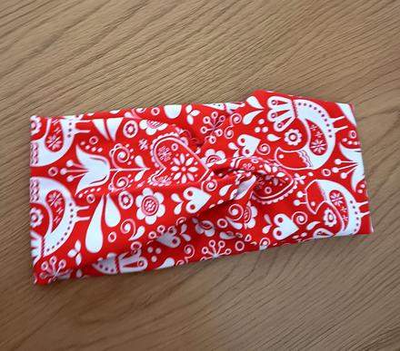 Čelenka s folklórnym vzorom,
