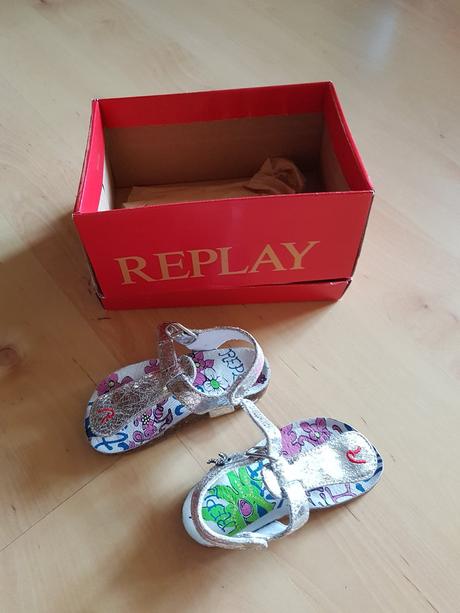 Raz obute sandalky, replay,22