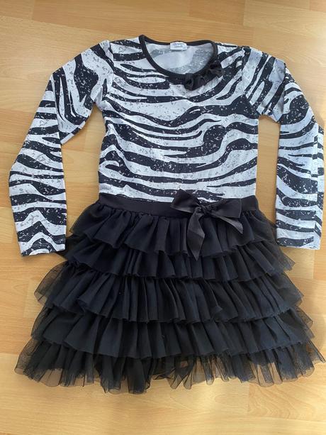 Šaty čierne s volánmi, 140